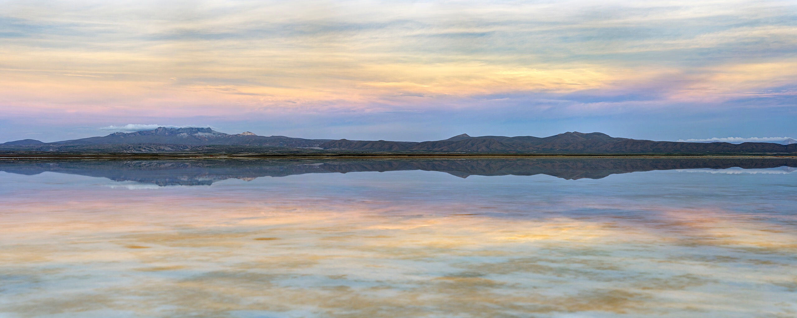 Dusk at Uyuni Sitting at roughly 12,000 feet above sea level, the Salar de Uyuni is, at over 3,900 square miles, the world's largest salt flat...