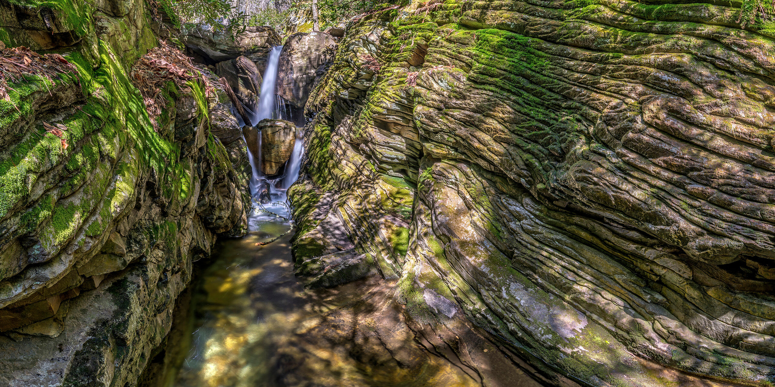 Duggers Creek Falls The Blue Ridge Parkway runs for 469 miles from Shenandoah National Park in Virginia to the Great Smoky Mountains National Park...