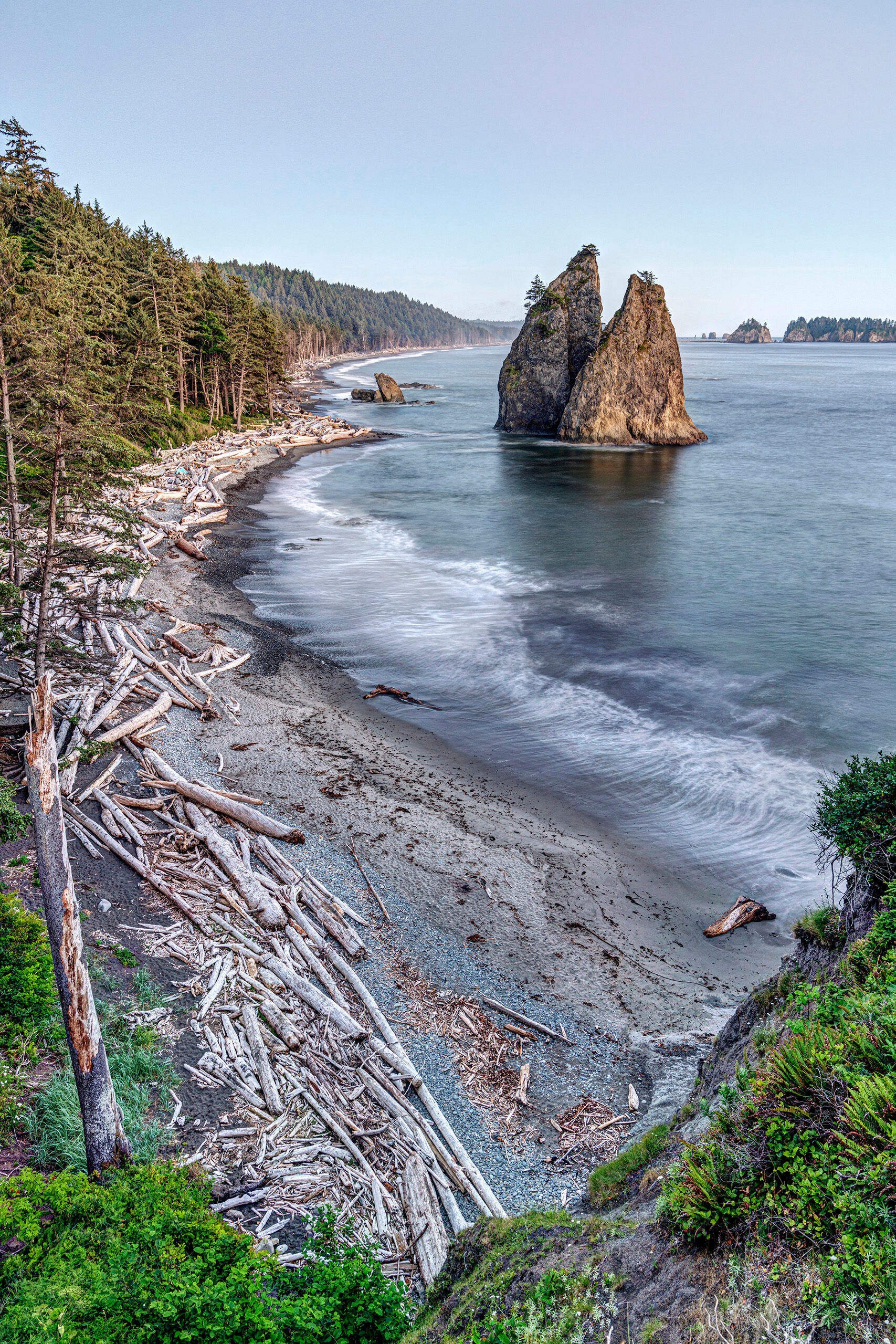 Rialto Beach Rialto Beach, which lies in northwest Washington, within the boundaries of Olympic National Park, is one of those rare beaches...